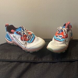 Nikes Women’s 7.5 /5.5 Youth